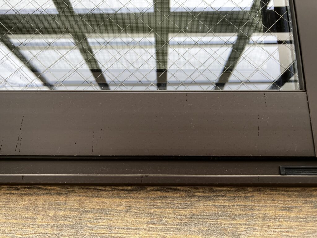 ブラウンの窓縁