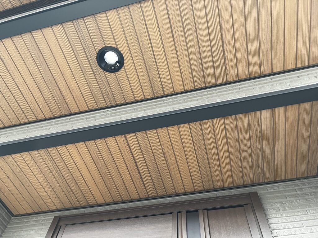 玄関ドア上の軒