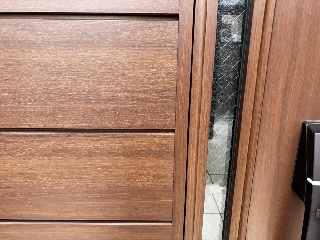 玄関ドアに隙間がある